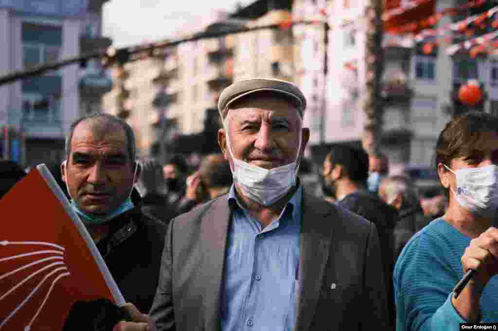 CHP Genel Başkanı Kemal Kılı&#231;daroğlu, erken se&#231;im &#231;ağrısıyla başlattığı &quot;Milletin Sesi&quot; miting serisinin ilkini Mersin&#39;de d&#252;zenledi